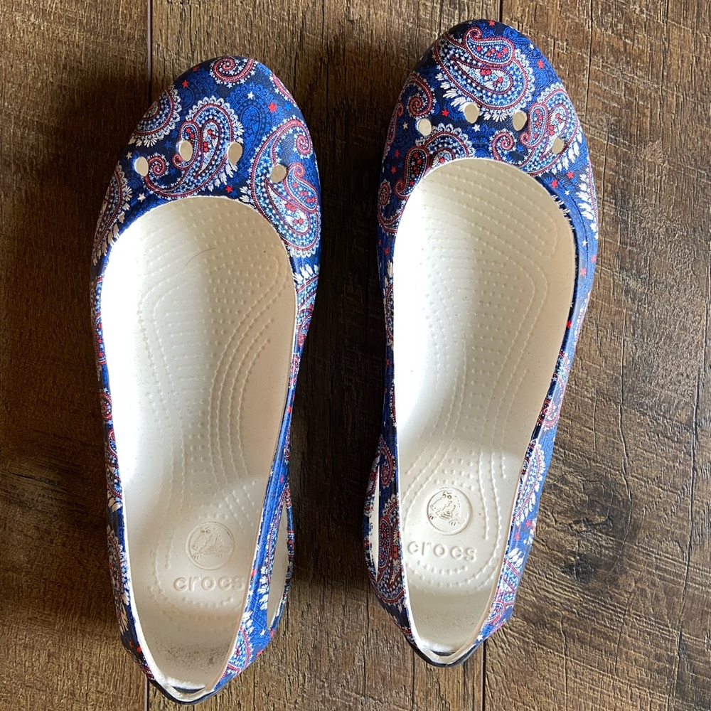 CROCS Vera Bradley Women's Blue and Red Paisley Flats